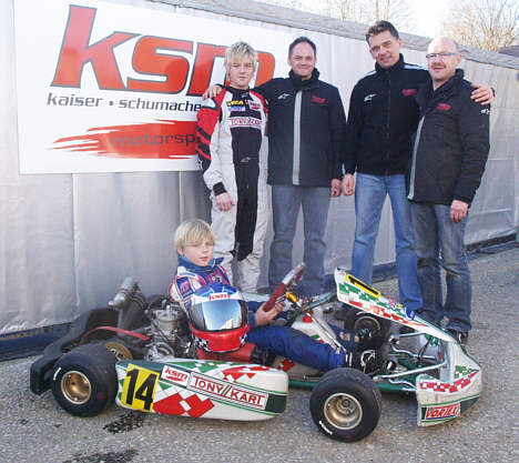 Christian Sørensen med sin backing-gruppe: Storebror Bo Sørensen, Thomas Muchow og Peter Kaiser fra KSM Motorsport samt teamchef og far Erik Sørensen.